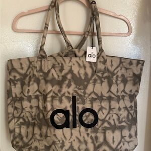 ALO Yoga Patterned Tote Bag in Brown and Black